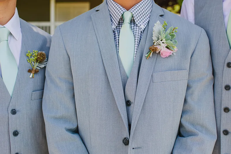 Groom and groomsmen boutineers